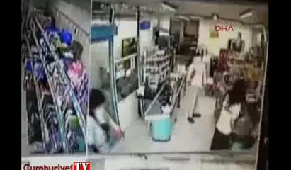 Beyoğlu'nda silahlı soygun anı kamerada