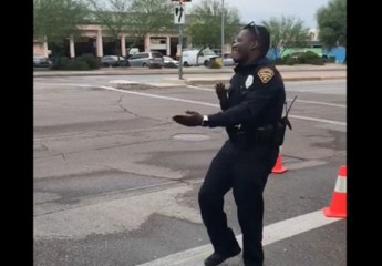 En Arizona, un policier fait la circulation en dansant !
