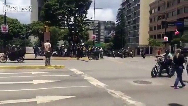 Une grande explosion éclate dans une rue au milieu d'une protestation à Venezuela