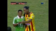Ronaldinho Gaúcho dá show de passes e sai ovacionado em amistoso em Honduras