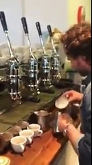 فنان امريكي محترف في تزين القهوه بالكريمه