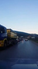 Kolona të gjata në rrugën e zonës industriale në Mitrovicë