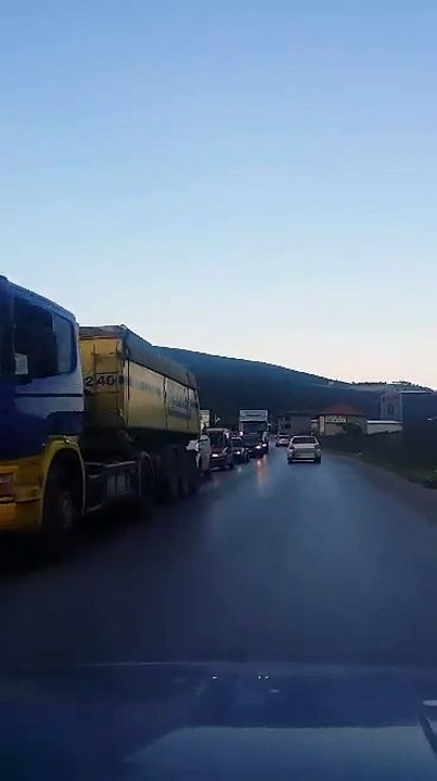 Kolona të gjata në rrugën e zonës industriale në Mitrovicë