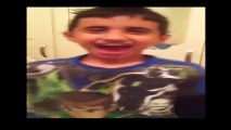 طفل سعودي يقلع سنه بخيط وهو يغني هههههه