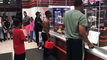 Hombre entra a establecimiento de comida rapida con gasolina buscando viwews y lo sorprenden