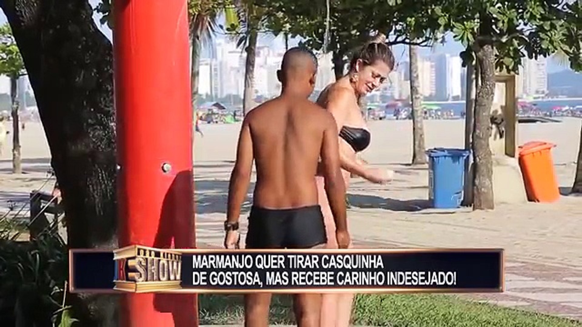 Une femme demande à un homme de lui laver le dos dans une douche de plage,  puis d'échanger les rôles, et là, c'est le drame... - Vidéo Dailymotion