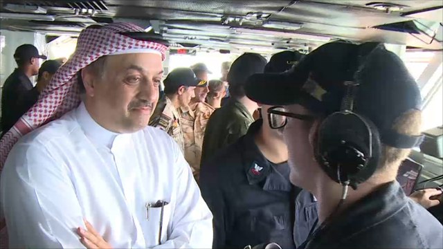 العطية يزور حاملة طائرات أميركية في الخليج