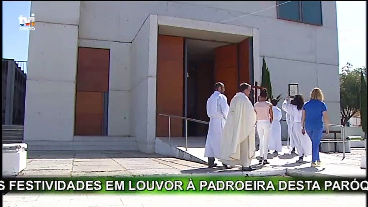 Mulher surge possuída e assusta padre durante a missa n