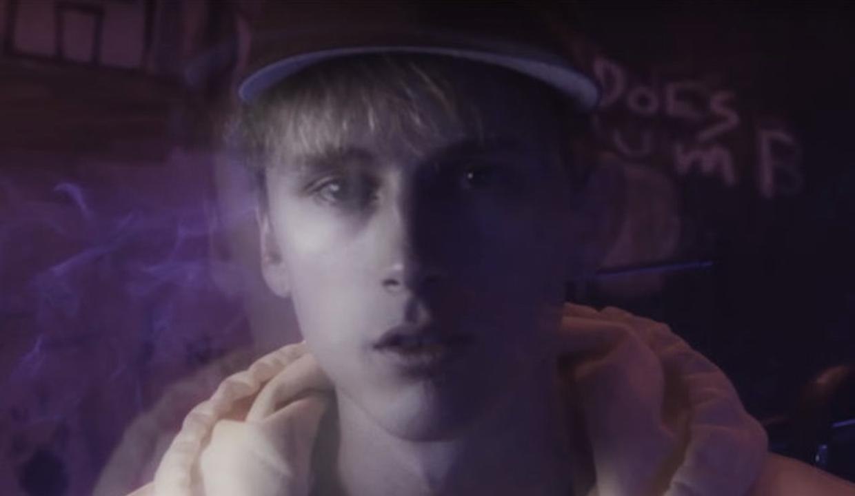 Linkin Park Tourmate Machine Gun Kelly Honors Chester Bennington With 'Numb' Cover | Billboard News