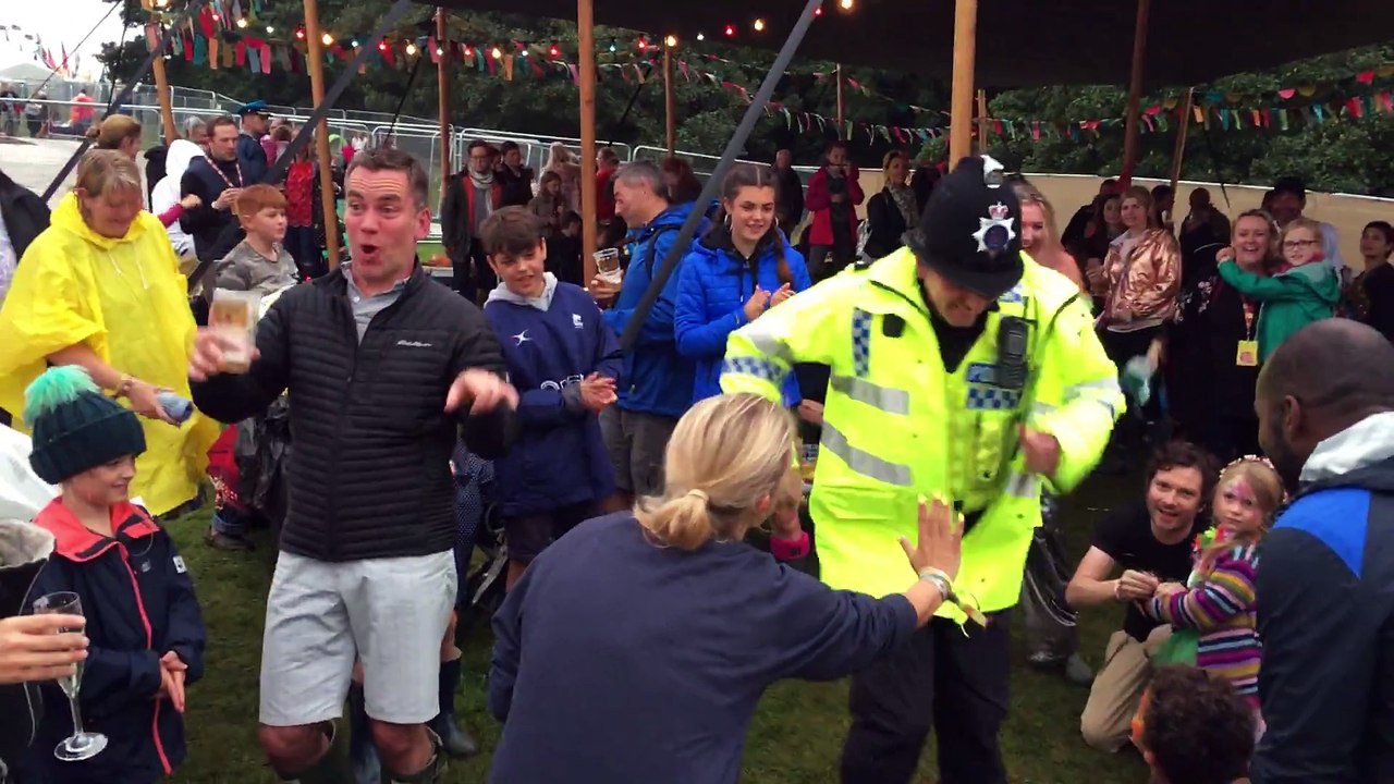 Un policier fait le buzz sur les réseaux sociaux après s'être complètement lâché lors d'un festival de musique
