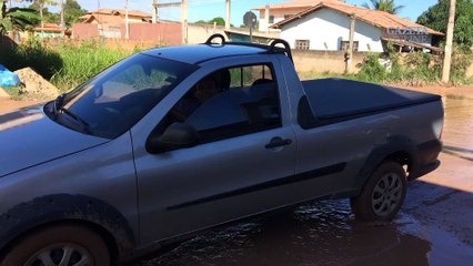 Rua com buracos e lama