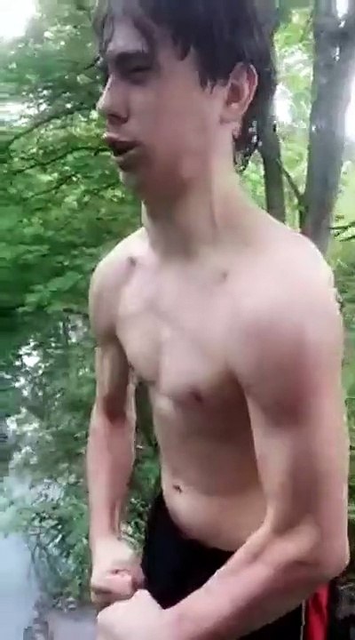 Il tombe dans les pommes et chute de la falaise