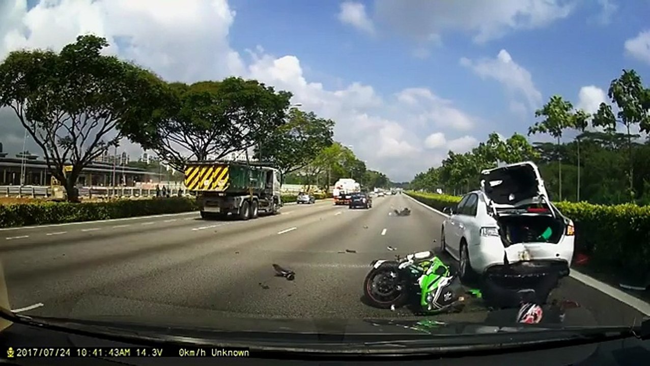 Un choc très violent en moto capturé par cette...