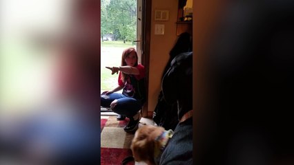 Un chien râle car sa maîtresse ne veut pas jouer avec lui !