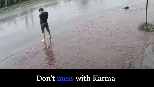 Decidiu Urinar Na Via Pública E O Karma Deu-lhe O Que Mereceu