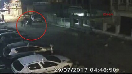 Döverek öldürdükleri arkadaşlarının cesedini el arabasına koyup sokağa bıraktılar