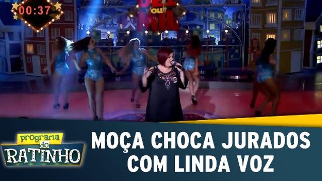 Moça choca jurados com linda voz