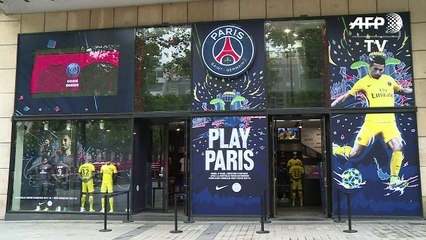 Football: les supporters du PSG attendent Neymar