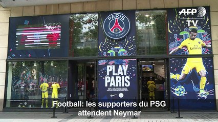 Football: les supporters du PSG attendent Neymar