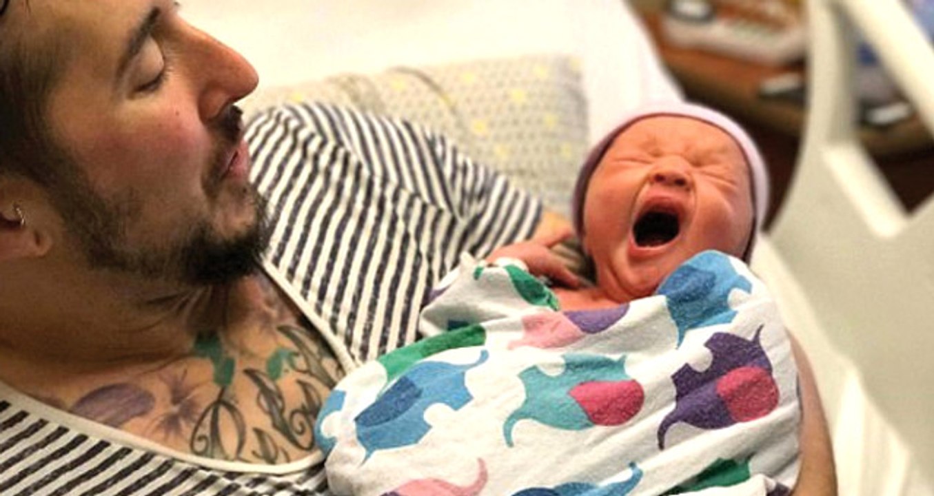 Cinsiyet Değiştirip Erkek Olan Kadın Doğum Yaptı Dailymotion Video