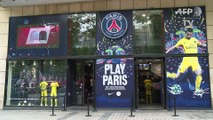 Football: les supporters du PSG attendent Neymar