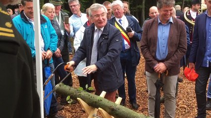 Foire de Libramont: concours de sciage entre les ministres Borsus et Collin