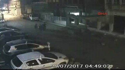 Döverek Öldürdükleri Arkadaşlarının Cesedini El Arabasına Koyup Sokağa Bıraktılar