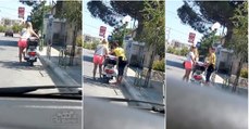 Apenas uma jovem loira de férias em Creta a tentar pôr a trabalhar uma scooter... não pode!