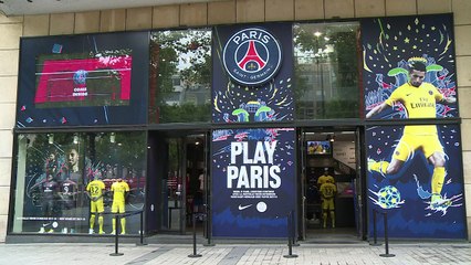 Torcedores do PSG aguardam Neymar