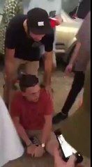 Un homme fait la fête malgré qu'il a tordu la cheville dans un festival de musique !