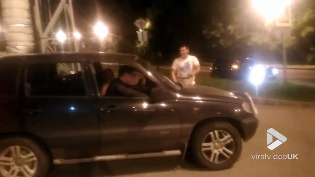 Des russes ivres conduisent un 4x4 sur les escaliers d'un centre ville !