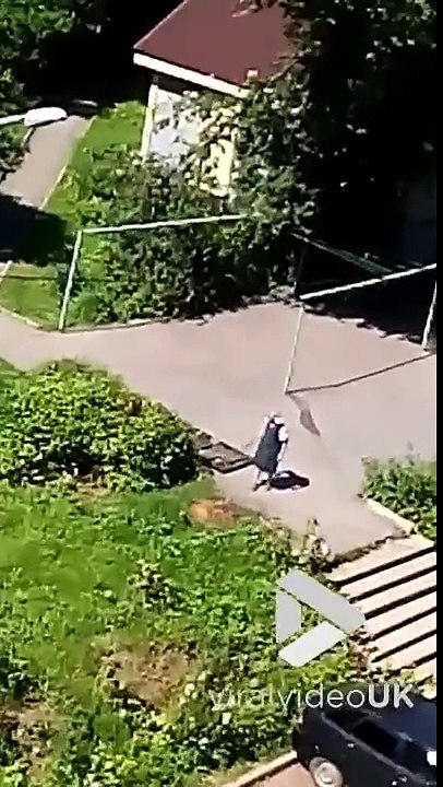 Ce vieux traîne une porte blindée en acier dans la rue... TOUT SEUL !