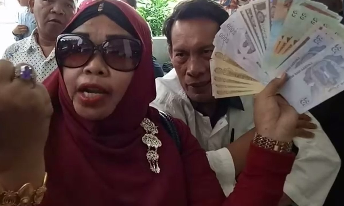 Pengikut Dimas Kanjeng Ini Pamerkan Uang "Penggandaan"