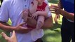 Justin Timberlake fait le roi lion avec un bébé lors d'un concours de Golf !