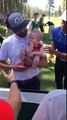 Justin Timberlake fait le roi lion avec un bébé lors d'un concours de Golf !