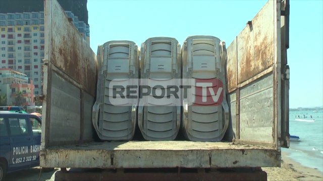Report TV - Bashkia e Durrësit sekuestron shezlonet e bizneseve pa licencë