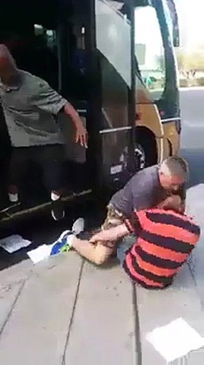 Un homme sous drogue prend une petite correction lorsqu'il attaque des passagers dans un bus
