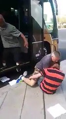 Un homme sous drogue prend une petite correction lorsqu'il attaque des passagers dans un bus