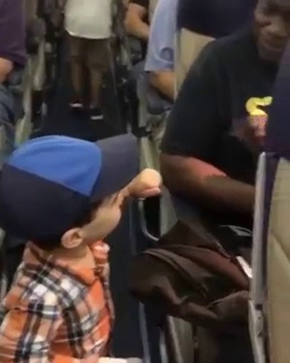 Un enfant marche dans tout l’avion pour faire des checks aux autres passagers