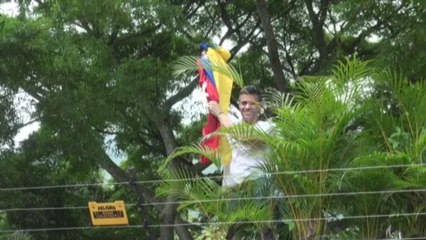 El opositor venezolano Leopoldo López pide no decaer en la lucha y anuncia embarazo de su esposa