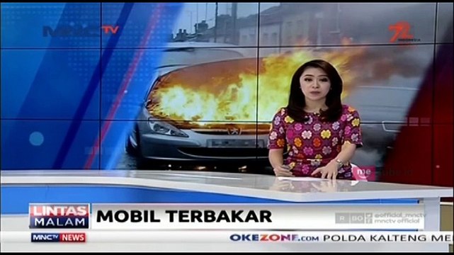 Mobil Tabrak Pembatas Jalur Busway dan Terbakar