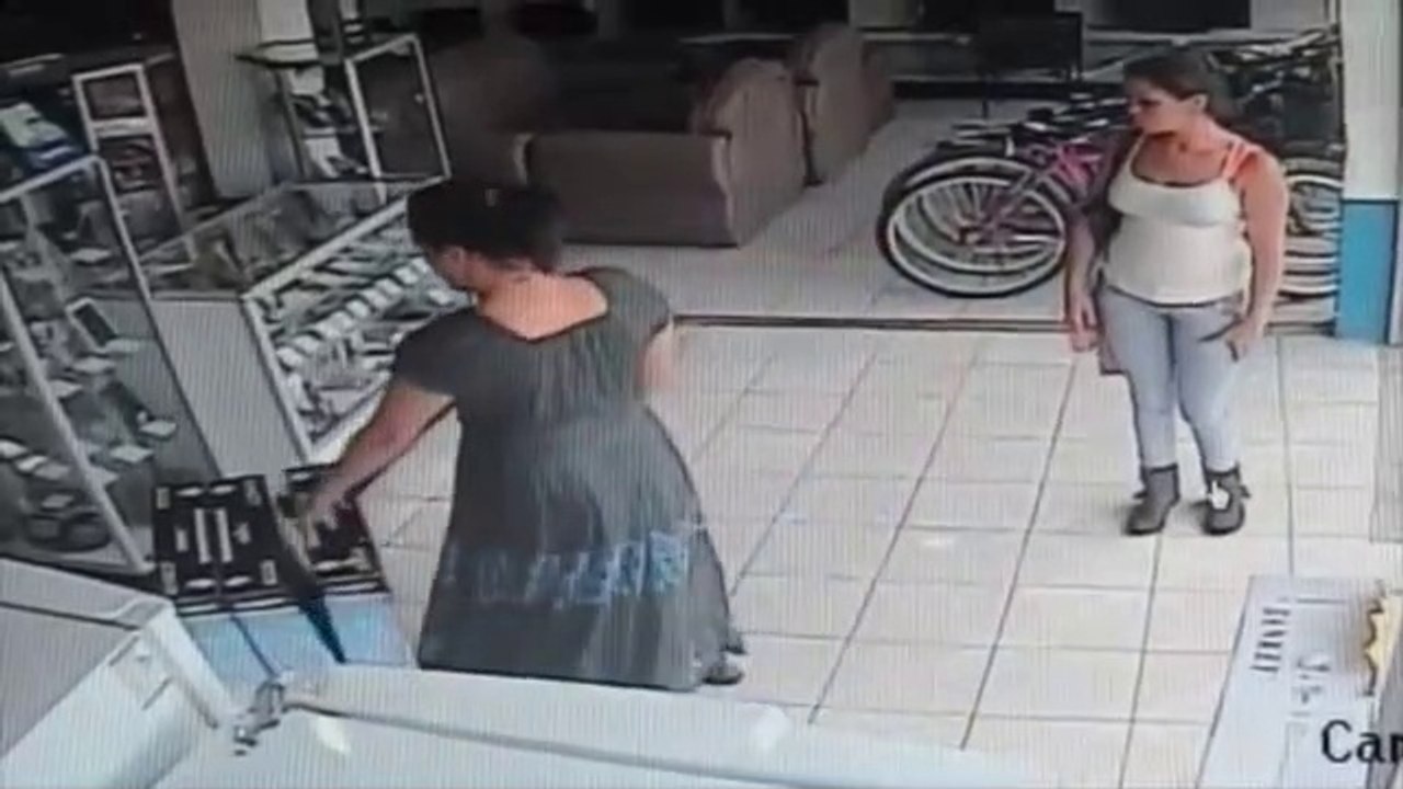 Elle entre dans un magasin et écarte les jambes, mais ce que la caméra a filmé est inimaginable !