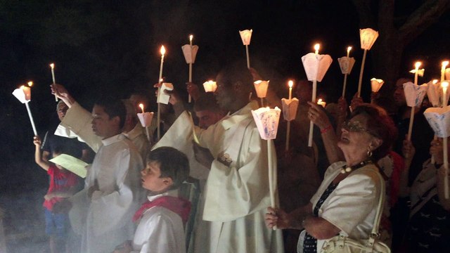 Procession aux flambeaux notre dame de l'agenouillade Grau d'Agde 1er aout 2017