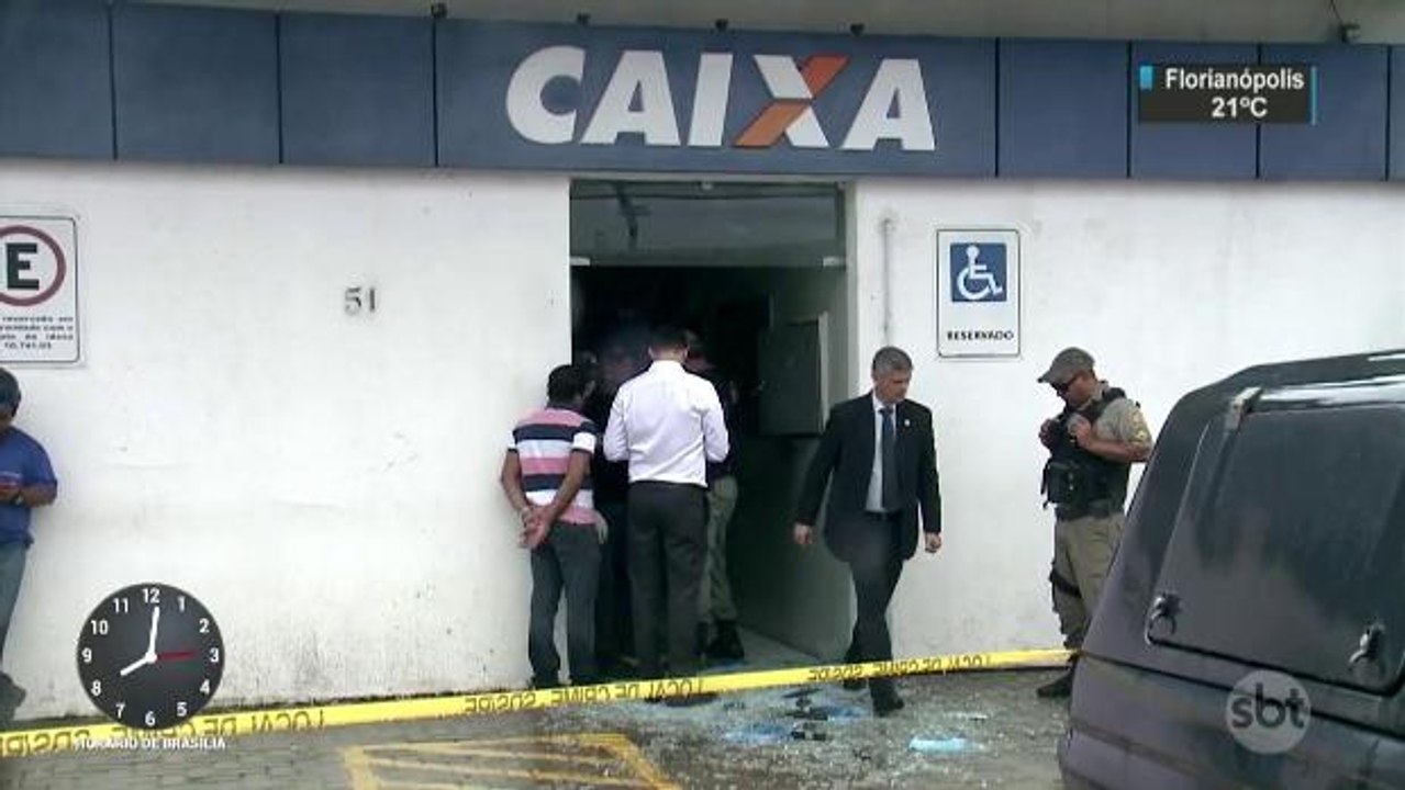 Bando explode agência bancária e atira em prédi...