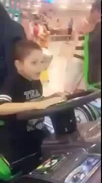 meu sobrinho lindo no parquinho com meu filho