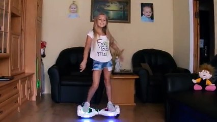 Romen küçük kız dans ediyor