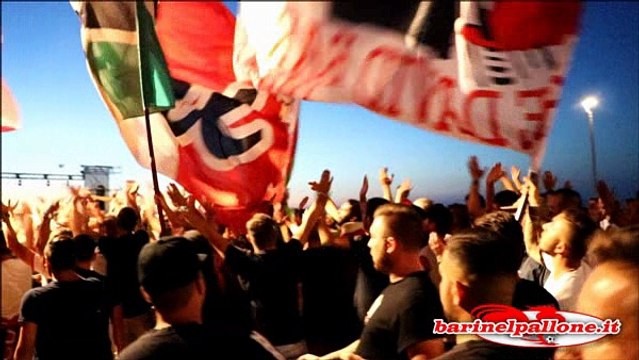 01/08/17 - Il saluto del nuovo Bari ai tifosi presso la spiaggia di Pane e Pomodoro