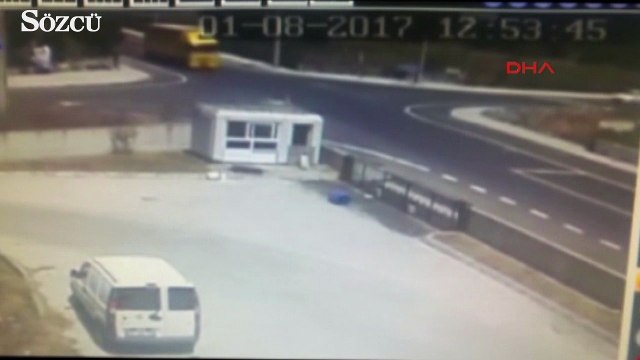 Otomobilin TIR'a çarpması kameralara yansıdı