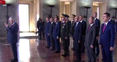 Anıtkabir'i Ziyaret Eden Başbakan, Saygı Duruşunun Ardından Fatiha Okudu
