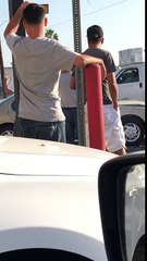 Un automobiliste percute plusieurs voitures à une intersection